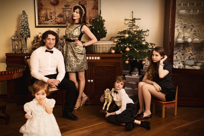 Евгения Линович с мужем Андреем и детьми Агатой, Алиной и Борисом