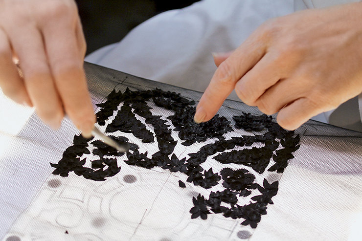 Репортаж из мастерских: как создаются цветы и перья для нарядов Chanel