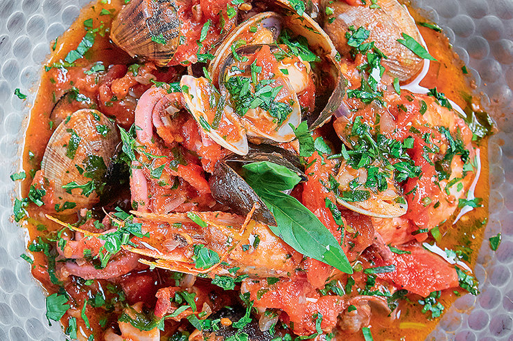 Рецепт: томатный суп с морепродуктами