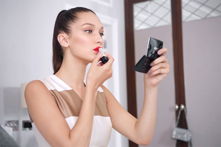 Белла Хадид показывает макияж для свидания в ролике Dior