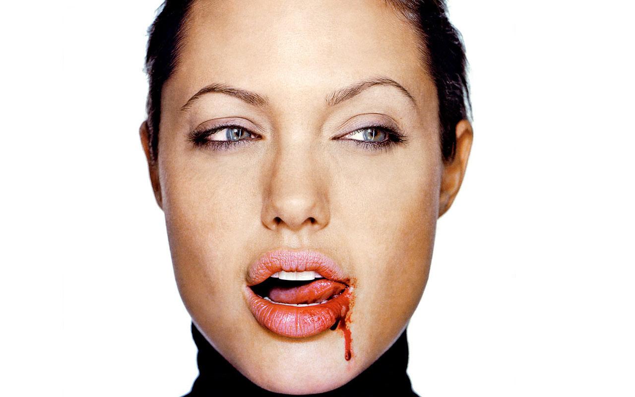 Как у Джоли: 5 необычных ароматов, вдохновленных кровью