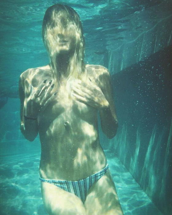 Хайди Клум поплескалась в бассейне топлес