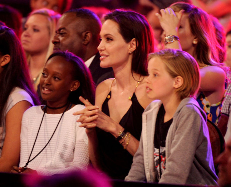 Анджелина Джоли с дочерьми Захарой и Шайло