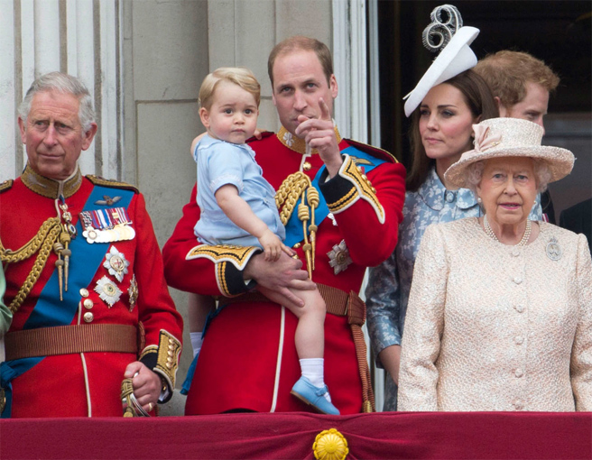 Принц Чарльз, королева Елизавета II, принц Уильям и принц Джордж