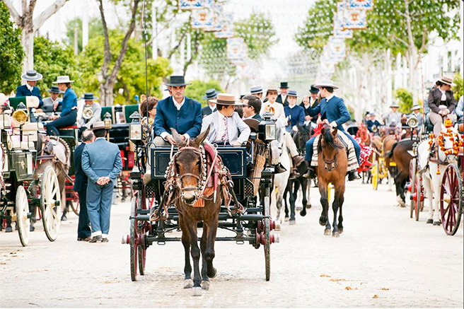 В городе регулярно проводятся всевозможные фестивали, поэтому не удивляй- тесь, если вдруг окажетесь среди людей на конных повозках, «родом» из XIX века