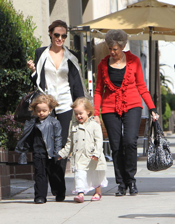 Анжелина Джоли с детьми и мамой Брэда Питта