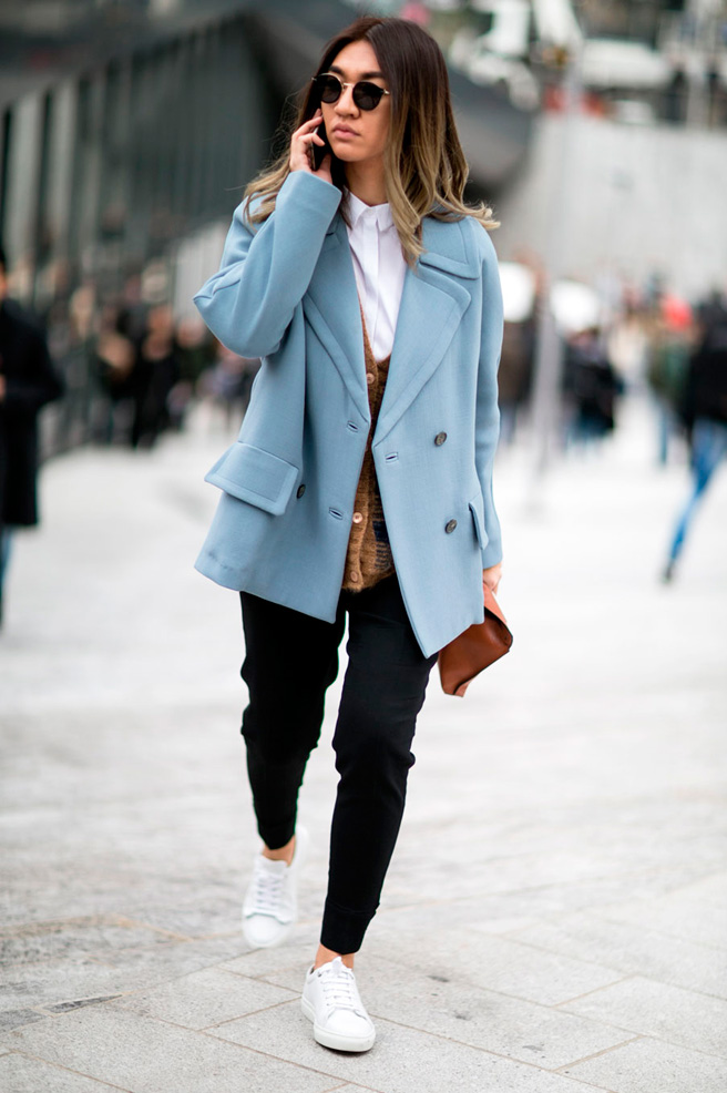 Пальто женское с джинсами и кроссовками