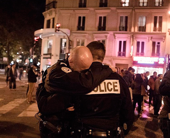 Полицейские во время терактов в Париже