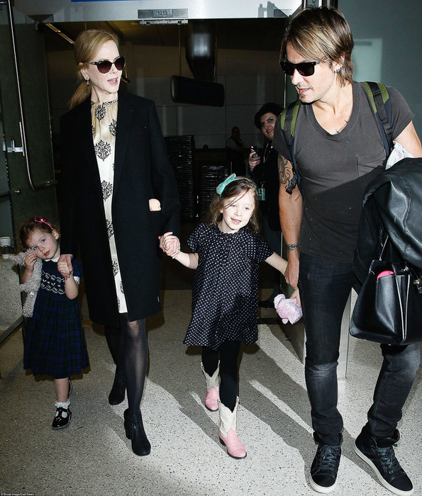 Николь Кидман и Кит Урбан с дочерьми в аэропорту Лос-Анджелеса, 2014 г.